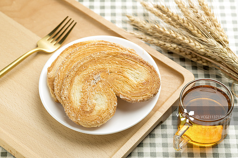 一盘传统点心马蹄酥特写格子桌布背景图片素材