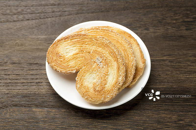 一盘传统点心马蹄酥特写木桌面背景图片素材