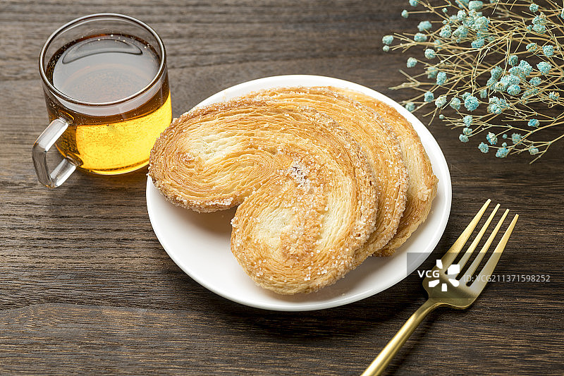 一盘传统点心马蹄酥特写木桌面背景图片素材