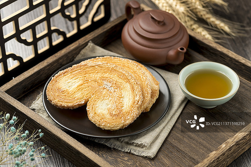 一盘传统点心马蹄酥特写木桌面背景图片素材