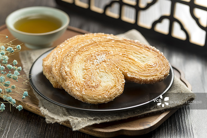 一盘传统点心马蹄酥特写木桌面背景图片素材