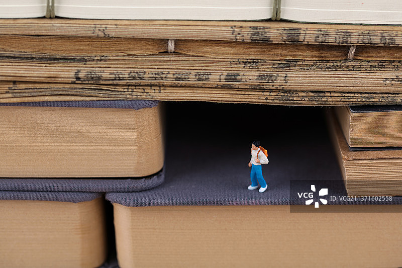 微缩世界书洞里的小学生图片素材