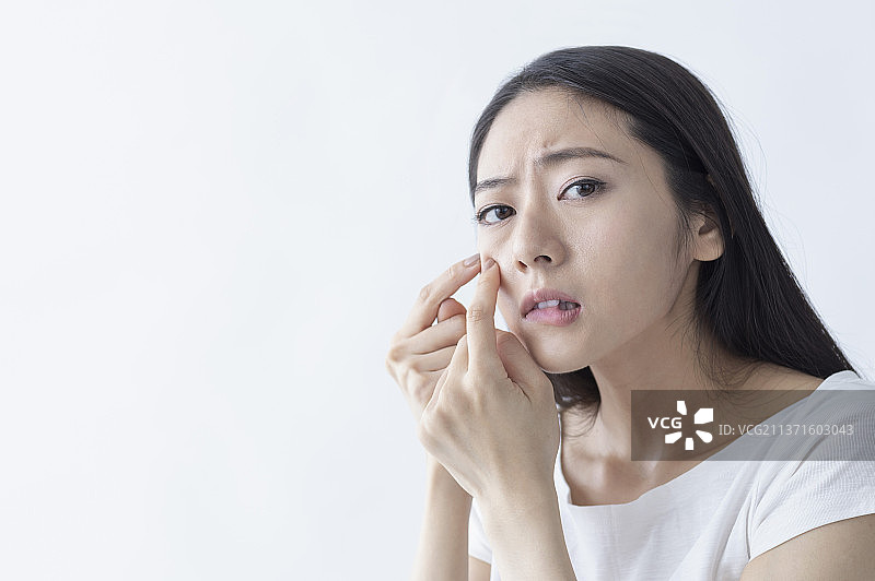 东方美女正在挤压青春痘图片素材