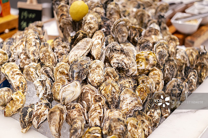自助餐厅里的冰镇生蚝图片素材