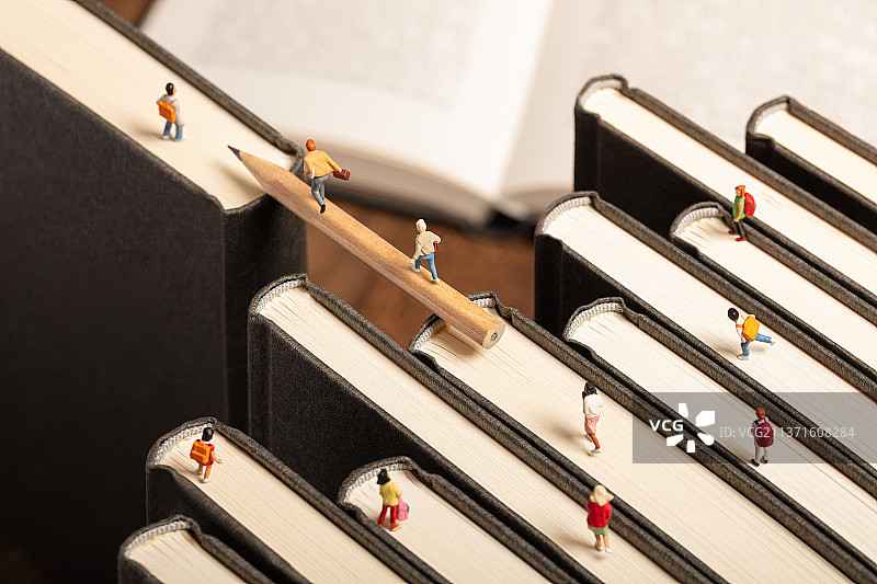 微缩创意连接书本的铅笔桥与奔跑的学生图片素材