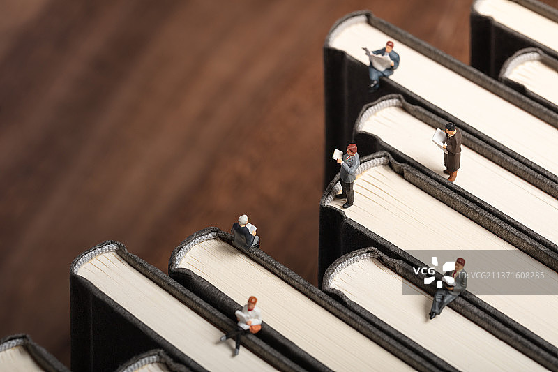 微缩创意站在书本上阅读的人群图片素材