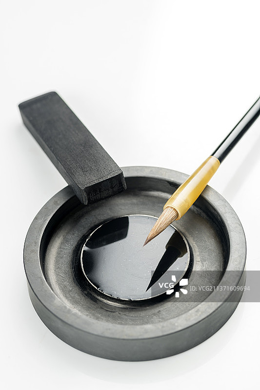 文房四宝笔墨纸砚特写中国风白色背景图片素材