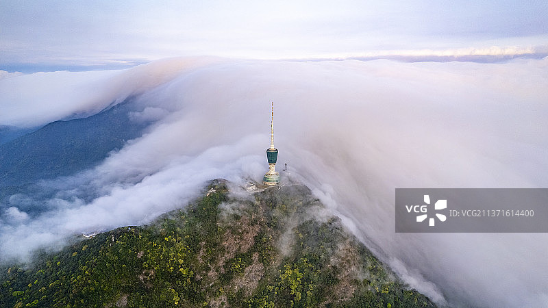 电视塔有光云海图片素材