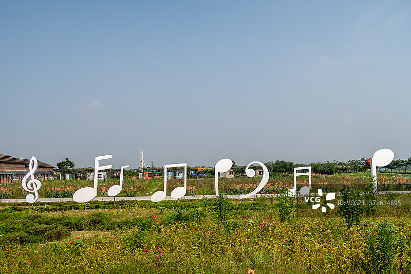 田野中的白色音乐符号图片素材