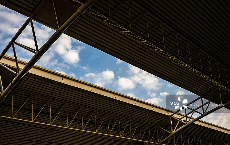高铁站大棚上的天空图片素材