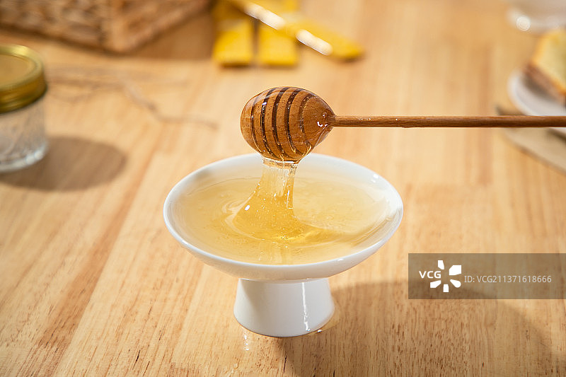 木桌上蜂蜜的高角度视图图片素材
