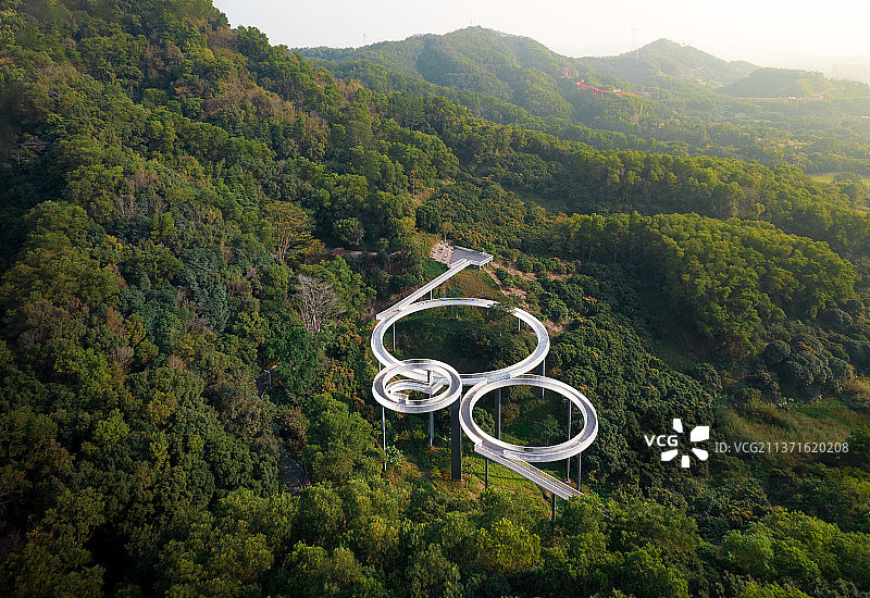 深圳光明大顶岭绿道浮桥景观桥马拉松山湖绿道图片素材