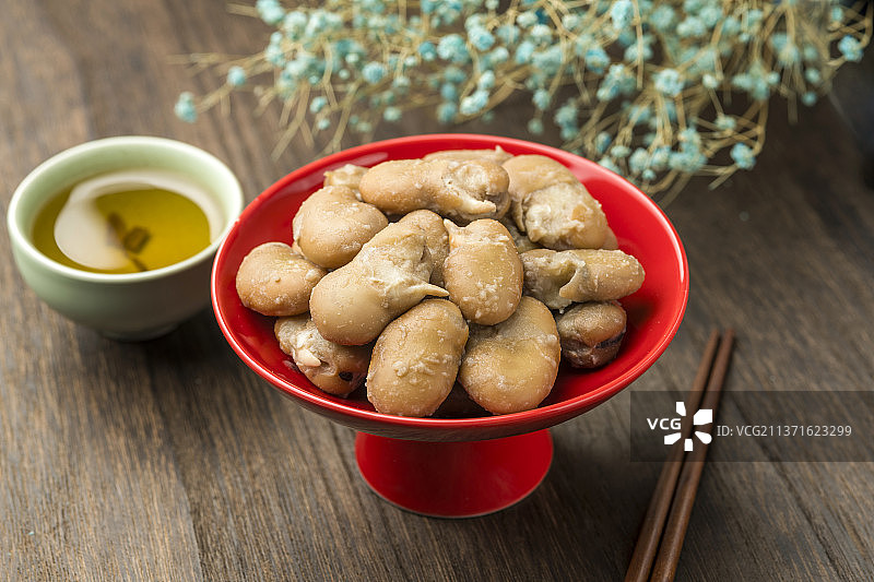 一盘茴香豆煮乌豆特写木桌面背景图片素材