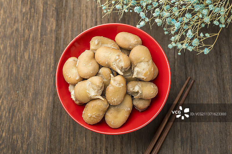 一盘茴香豆煮乌豆特写木桌面背景图片素材