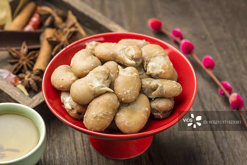 一盘茴香豆煮乌豆特写木桌面背景图片素材