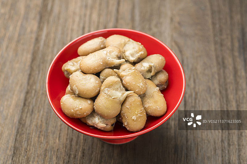 一盘茴香豆煮乌豆特写木桌面背景图片素材