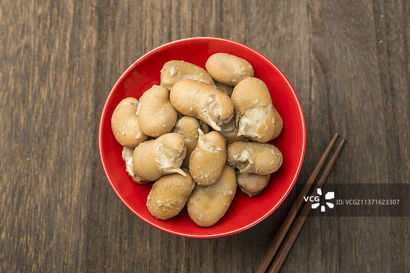 一盘茴香豆煮乌豆特写木桌面背景图片素材