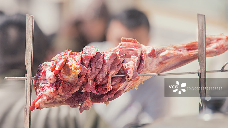 户外烤羊腿图片素材