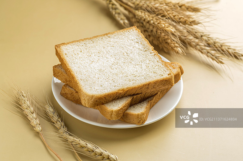 全麦面包片特写黄色莫兰迪色系背景图片素材