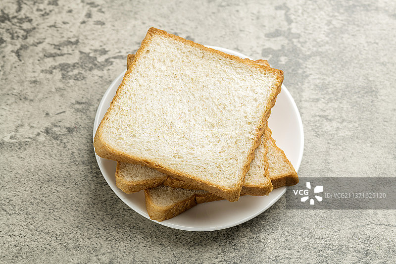 全麦面包片特写木桌面背景图片素材