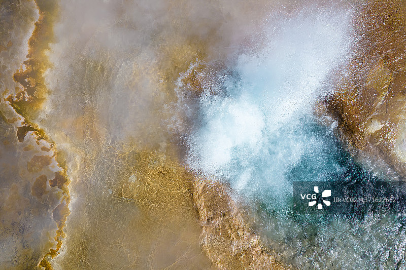 西藏日喀则昂仁县达格架热喷泉，世界上海拔最高的热喷泉图片素材