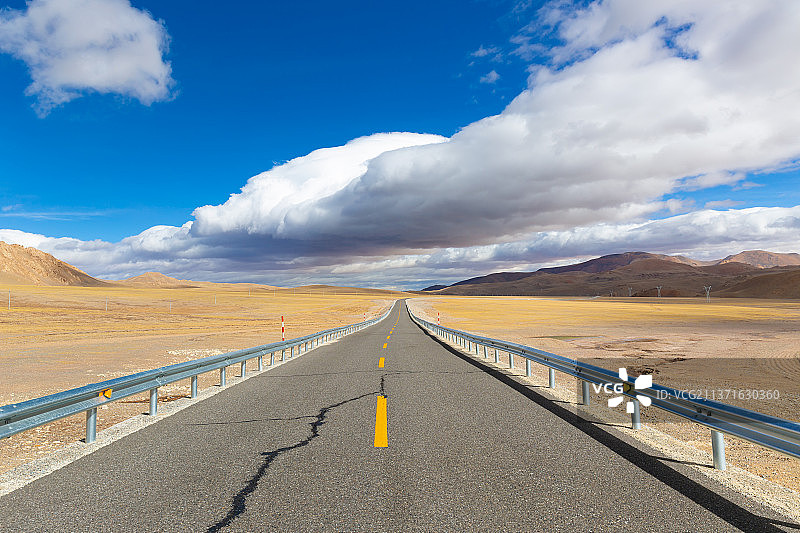 西藏阿里地区措勤县的公路图片素材