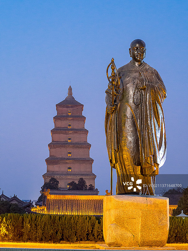 西安大雁塔慈恩寺玄奘雕像图片素材