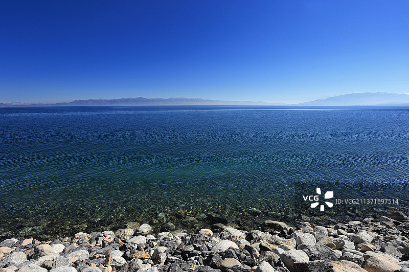 清澈的赛里木湖图片素材