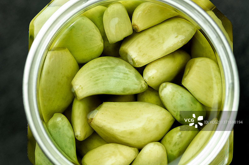 正在腌制的腊八蒜特写黑色背景图片素材