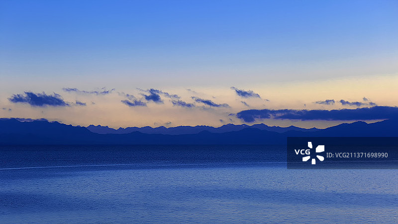 湖畔晨曦图片素材