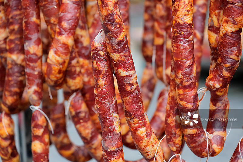 正在风干晾晒的腊肠图片素材