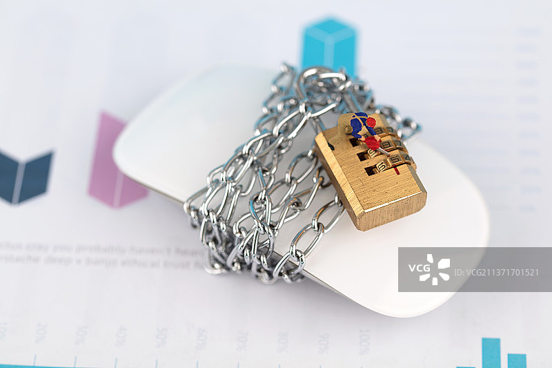 微缩工人打开密码锁解救鼠标图片素材