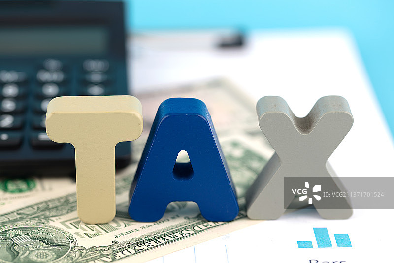 英文TAX在文件上和美元及计算器图片素材