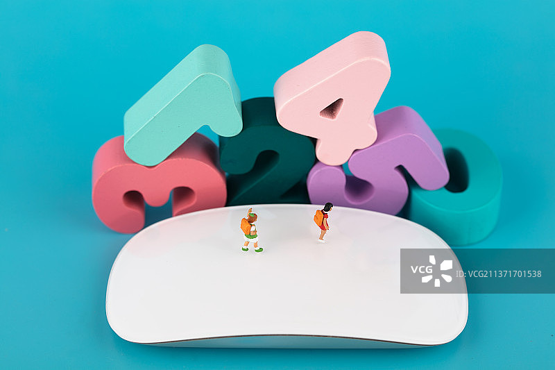 鼠标上的孩子和数字知识图片素材