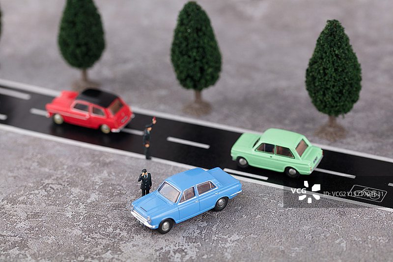 微缩世界马路边交警检查车辆图片素材