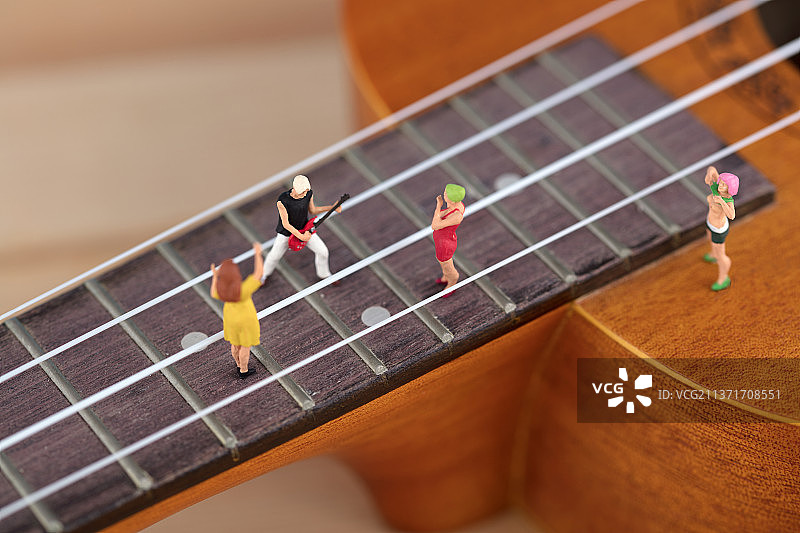 微缩创意吉他音乐玩转现场图片素材