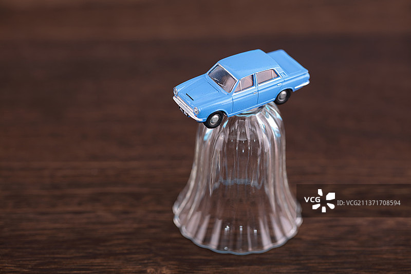 酒杯上的汽车模型图片素材