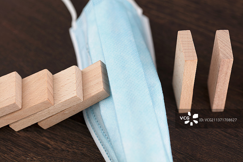 口罩挡住了积木喻义阻隔了病毒图片素材