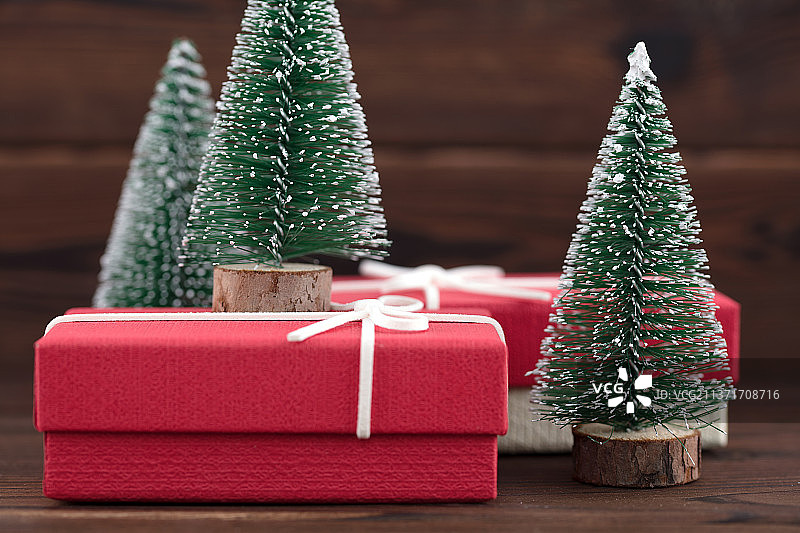 圣诞树和礼物盒静物图片素材