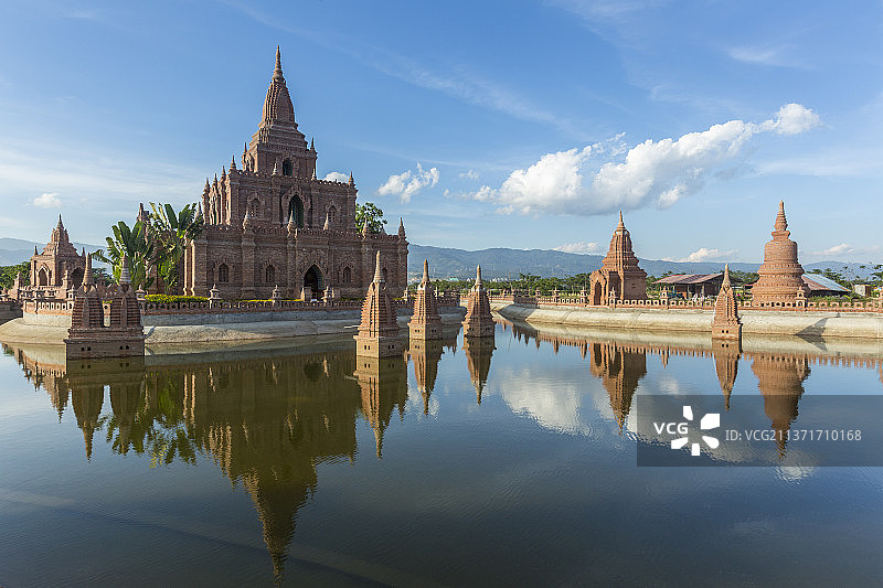 中缅胞波塔——云南   德宏州    瑞丽市图片素材
