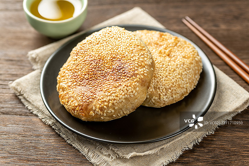 芝麻烧饼特写特写木桌面背景图片素材