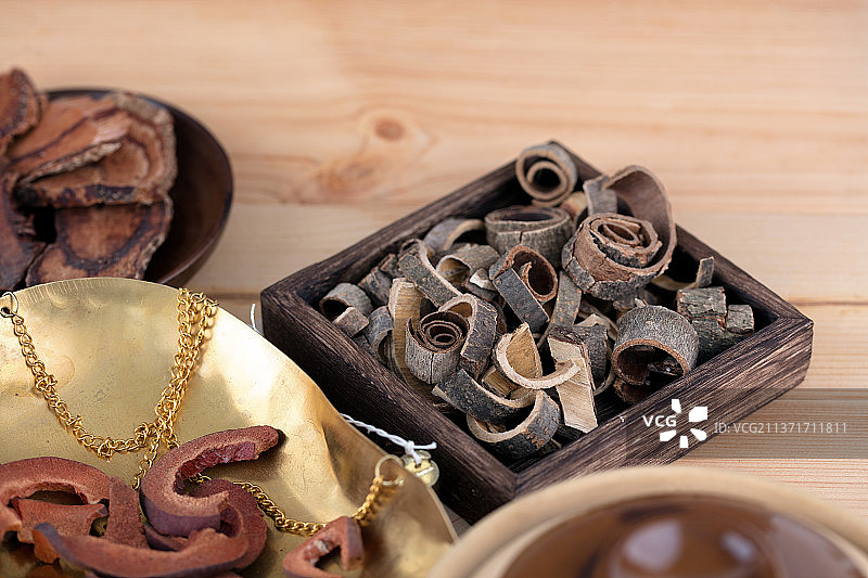 中药厚朴和合欢皮在药盒子里图片素材