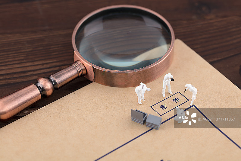 微缩创意研究文件的侦探小人图片素材