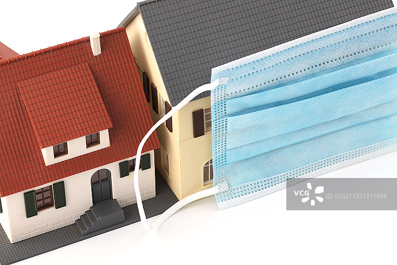 房子模型被口罩遮住封闭小区图片素材