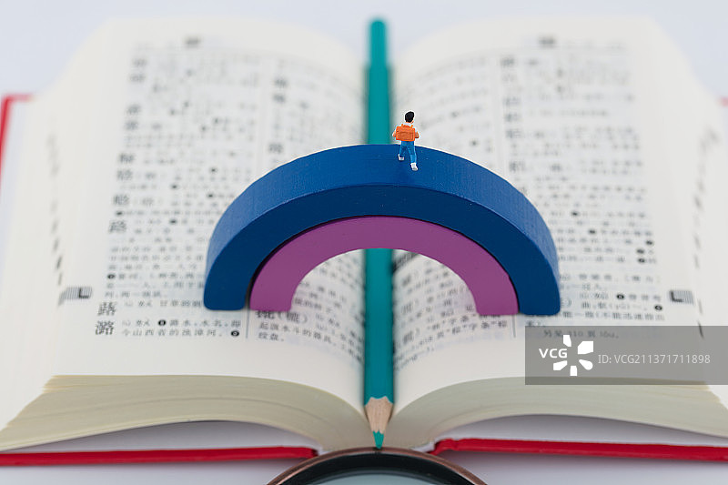 汉语字典上彩虹桥和小学生图片素材