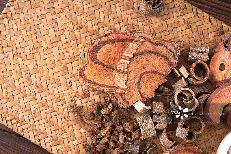 大量的药材放在一起在垫子上图片素材