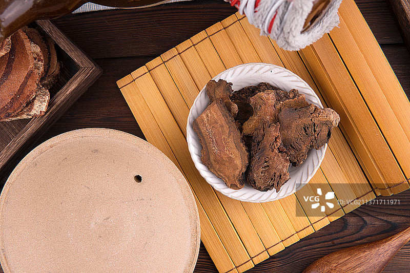 中药大黄在竹简上图片素材