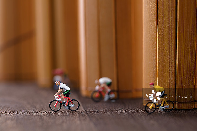 微缩创意骑车从竹简丛林里出来图片素材