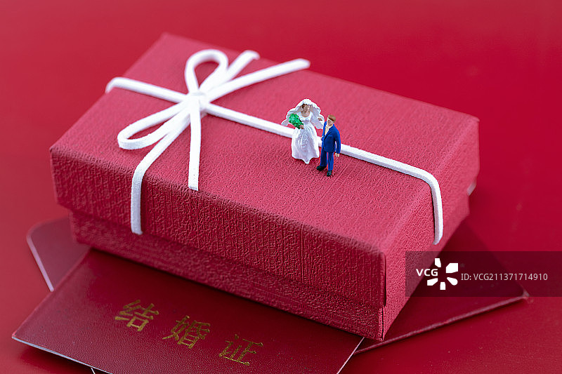 微缩世界礼物盒上的结婚新人图片素材