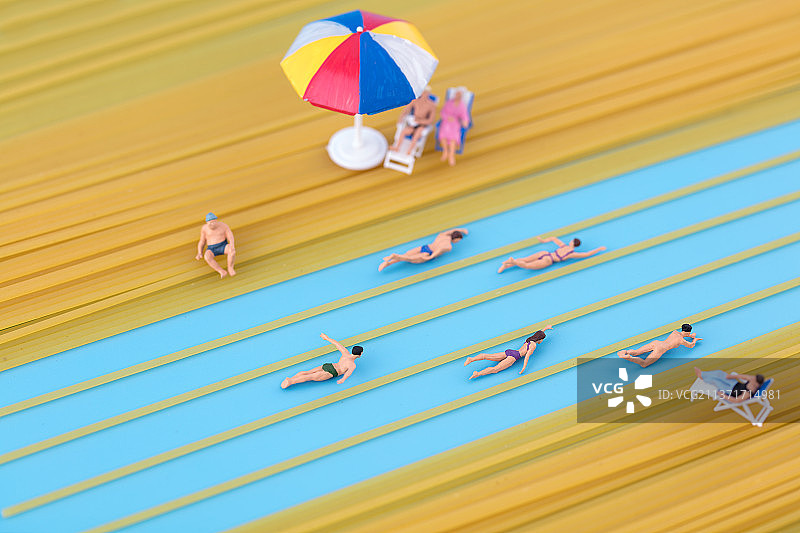 微缩创意意面赛道上游泳比赛图片素材